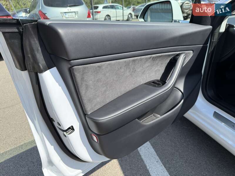 Седан Tesla Model 3 2019 в Киеве