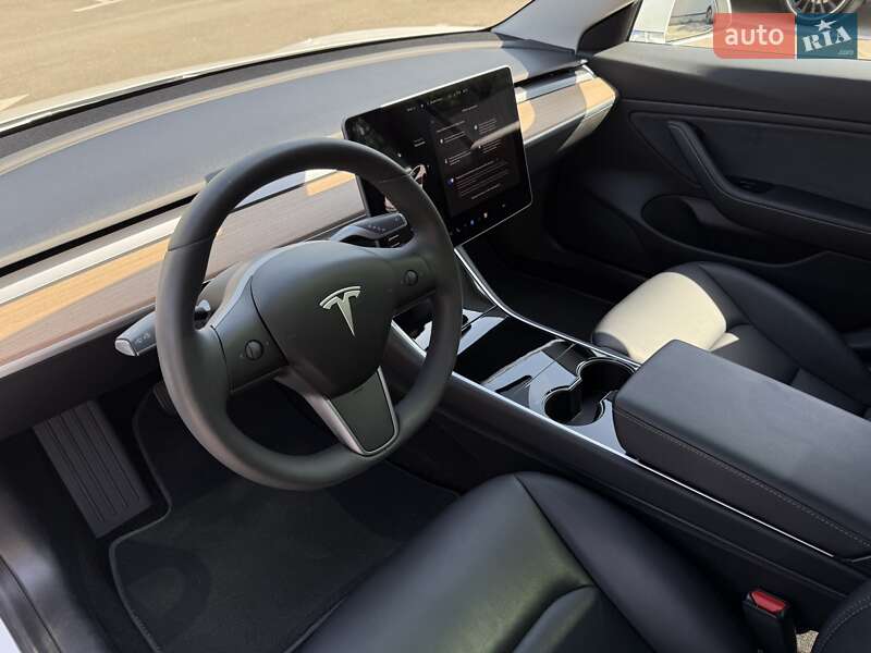 Седан Tesla Model 3 2019 в Киеве