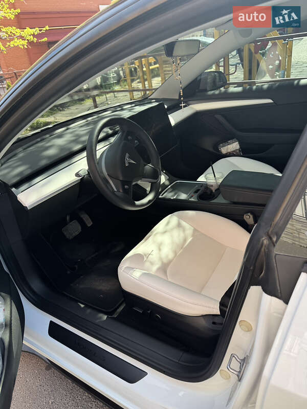 Седан Tesla Model 3 2023 в Тернополе
