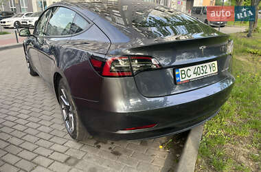 Седан Tesla Model 3 2022 в 