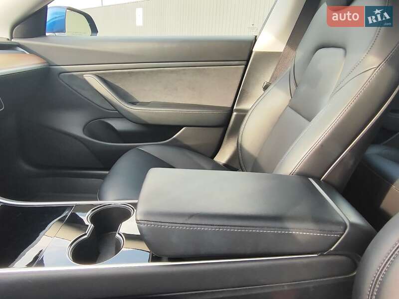 Седан Tesla Model 3 2019 в Львові