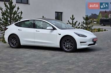 Седан Tesla Model 3 2022 в 