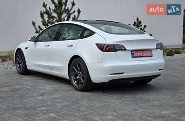 Седан Tesla Model 3 2022 в 
