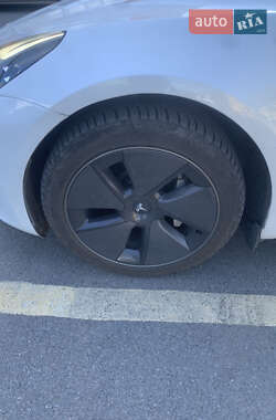 Седан Tesla Model 3 2021 в 