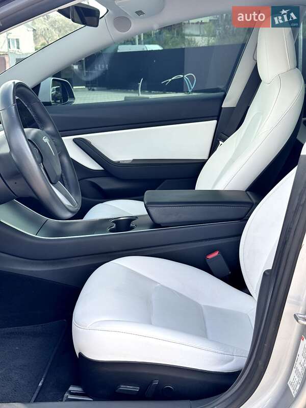 Седан Tesla Model 3 2018 в Львове