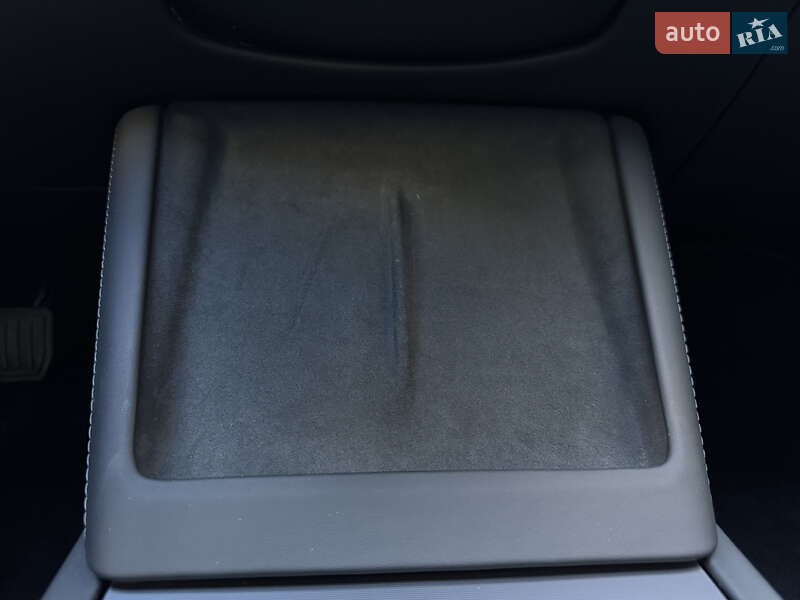 Седан Tesla Model 3 2024 в Луцьку