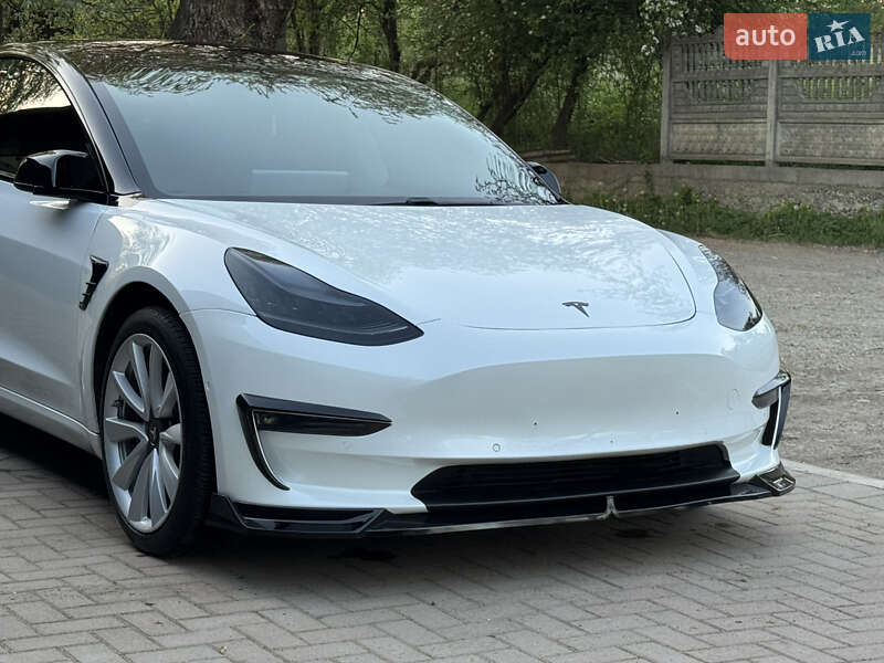 Седан Tesla Model 3 2019 в Черновцах