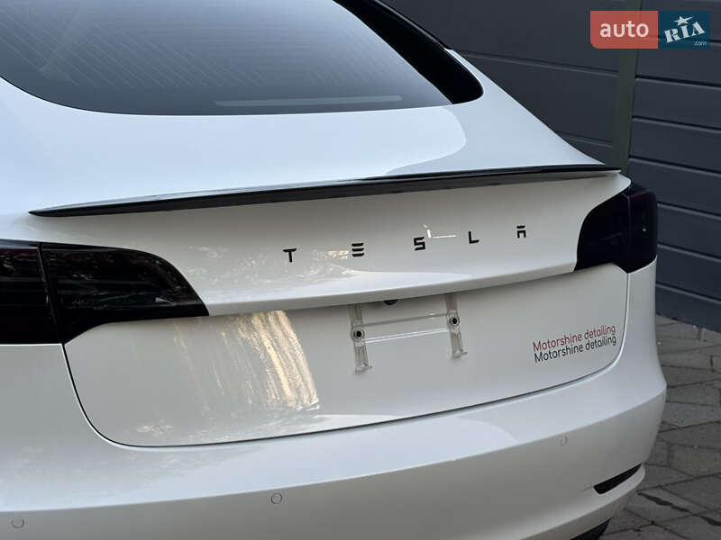 Седан Tesla Model 3 2019 в Черновцах