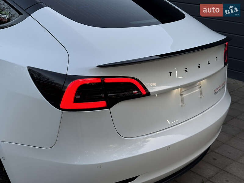 Седан Tesla Model 3 2019 в Черновцах