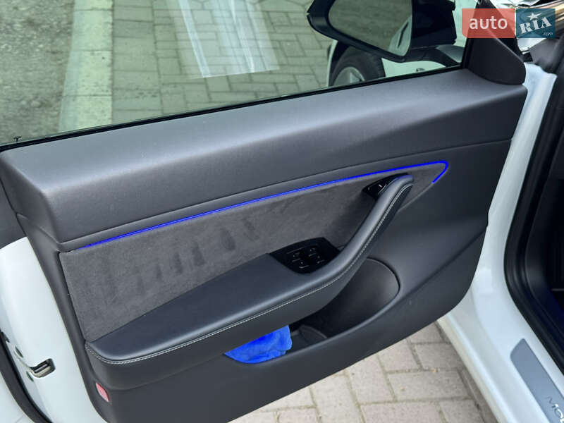 Седан Tesla Model 3 2019 в Черновцах