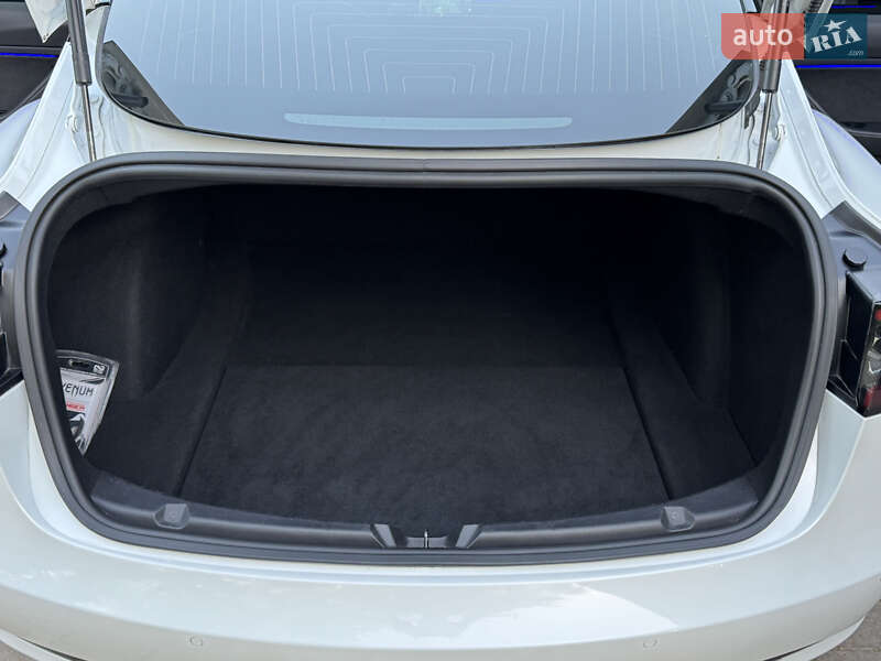 Седан Tesla Model 3 2019 в Черновцах