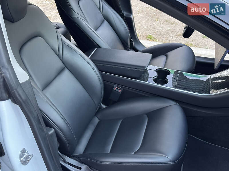 Седан Tesla Model 3 2019 в Черновцах