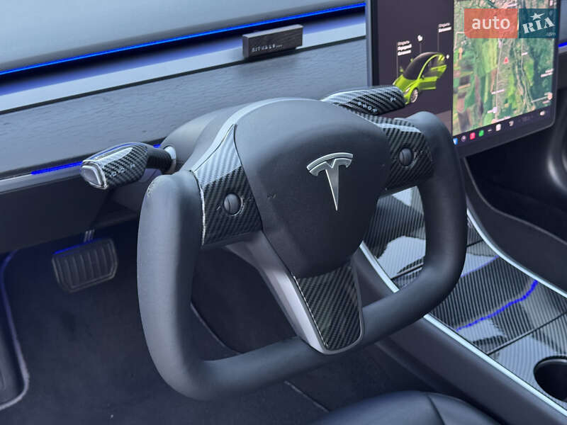 Седан Tesla Model 3 2019 в Черновцах