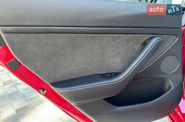 Седан Tesla Model 3 2022 в 