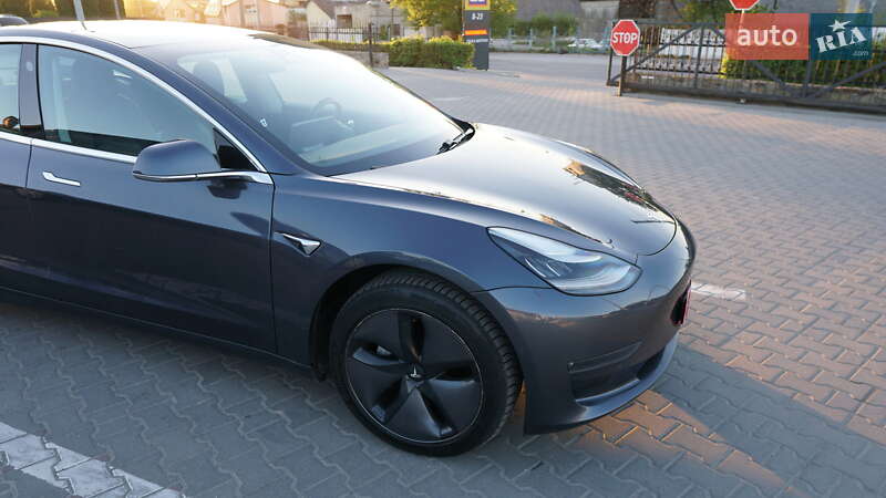 Седан Tesla Model 3 2019 в Дубні