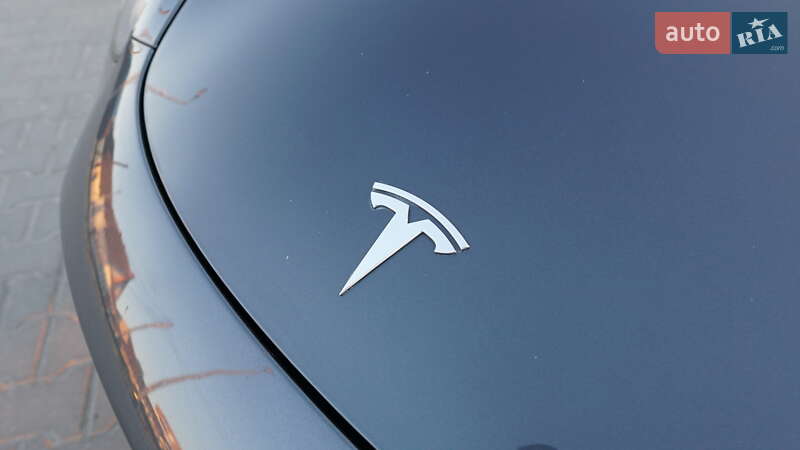 Седан Tesla Model 3 2019 в Дубні