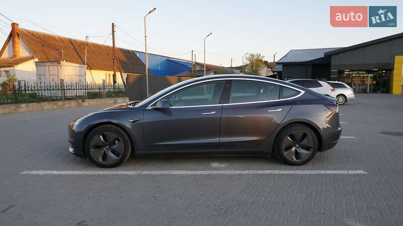 Седан Tesla Model 3 2019 в Дубні
