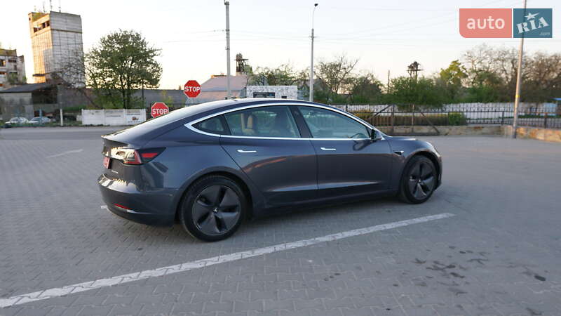 Седан Tesla Model 3 2019 в Дубні