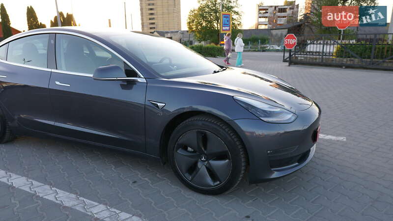 Седан Tesla Model 3 2019 в Дубні