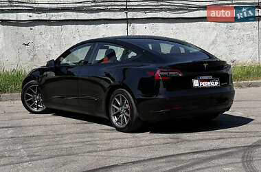 Седан Tesla Model 3 2021 в 