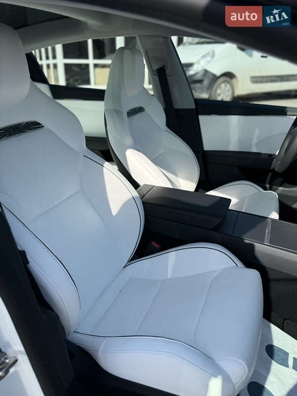 Седан Tesla Model 3 2024 в Виннице