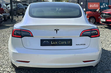 Седан Tesla Model 3 2022 в 