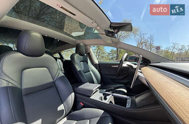 Седан Tesla Model 3 2022 в 