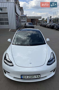 Седан Tesla Model 3 2020 в 