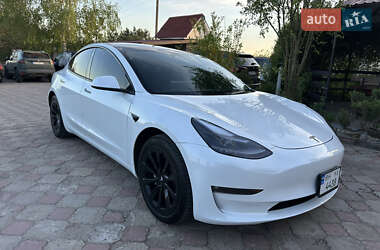Седан Tesla Model 3 2022 в 
