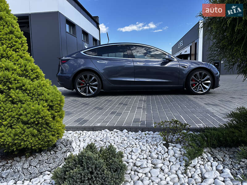 Седан Tesla Model 3 2020 в 