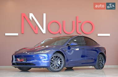 Седан Tesla Model 3 2025 в 