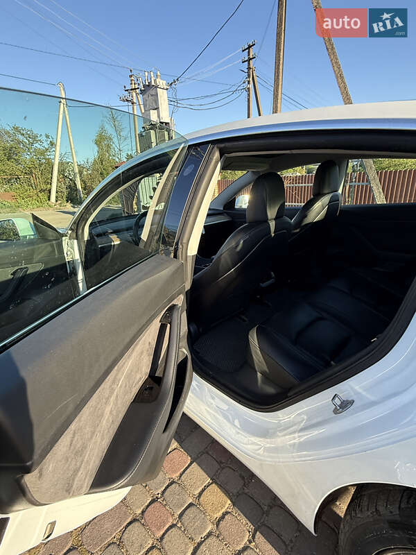 Седан Tesla Model 3 2020 в Львові