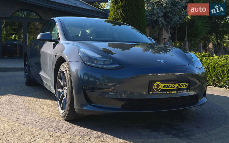 Седан Tesla Model 3 2022 в 