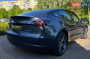 Седан Tesla Model 3 2022 в 