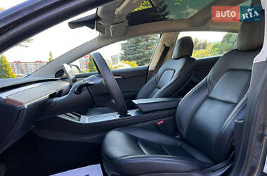 Седан Tesla Model 3 2022 в 