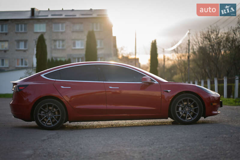 Седан Tesla Model 3 2018 в Кременці