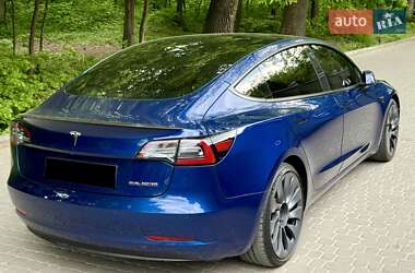 Седан Tesla Model 3 2022 в 
