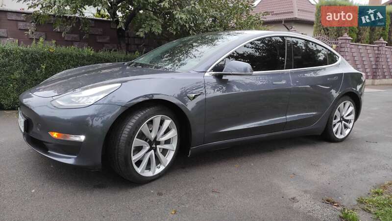 Седан Tesla Model 3 2018 в Ровно