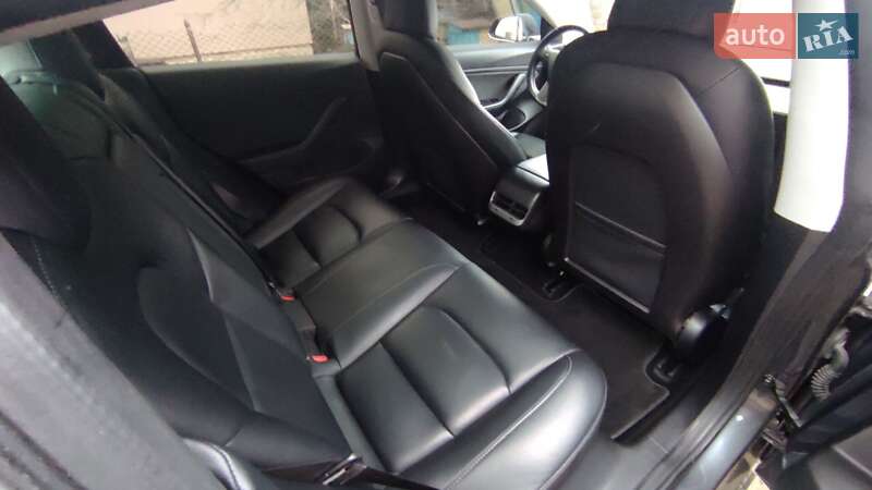 Седан Tesla Model 3 2018 в Ровно