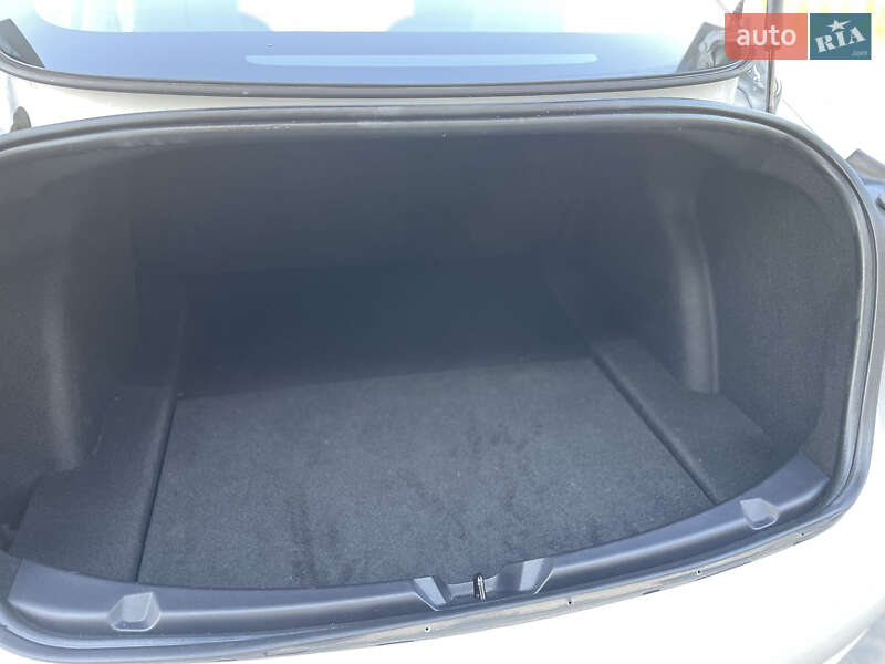 Седан Tesla Model 3 2021 в Луцке