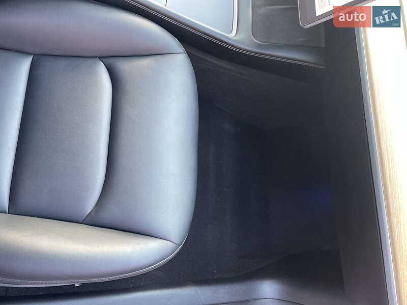 Седан Tesla Model 3 2021 в Луцке