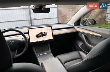 Седан Tesla Model 3 2022 в 