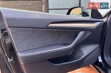 Седан Tesla Model 3 2022 в 