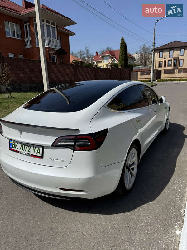 Седан Tesla Model 3 2020 в Ровно