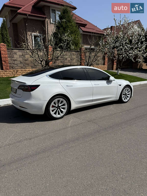 Седан Tesla Model 3 2020 в Ровно