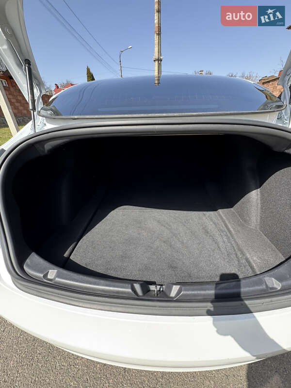 Седан Tesla Model 3 2020 в Ровно