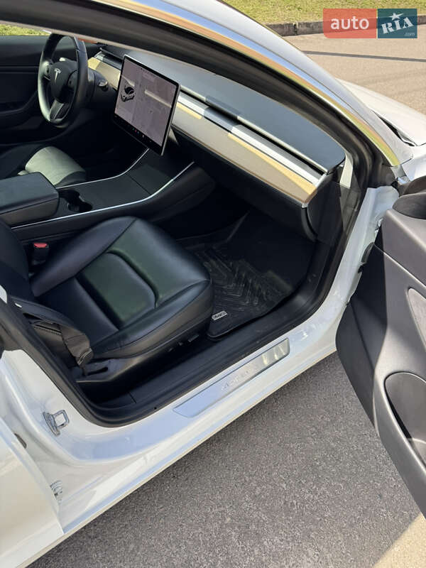 Седан Tesla Model 3 2020 в Ровно