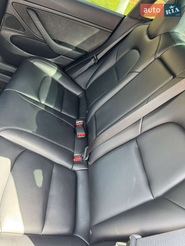 Седан Tesla Model 3 2020 в Ровно