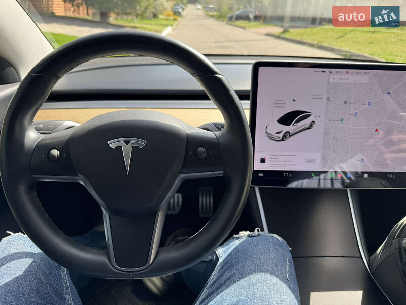 Седан Tesla Model 3 2020 в Ровно
