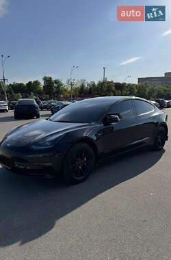 Седан Tesla Model 3 2022 в 